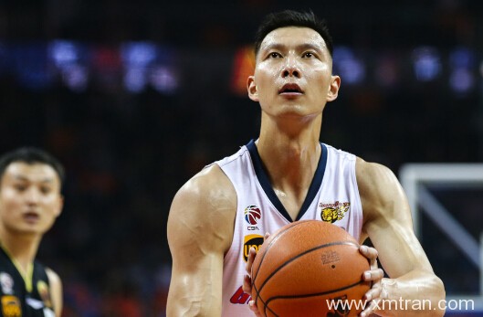中国男篮里面谁会其他语种,其中占比是多少?