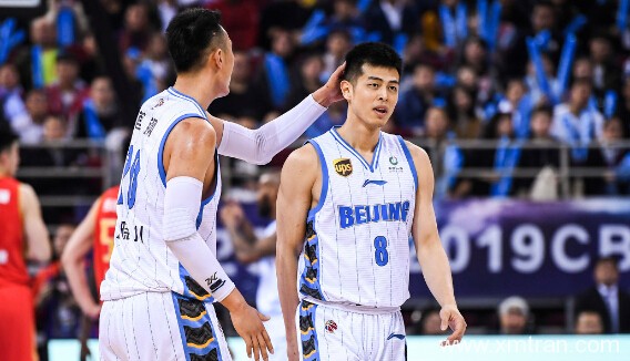 中国男篮里面谁会其他语种,其中占比是多少?