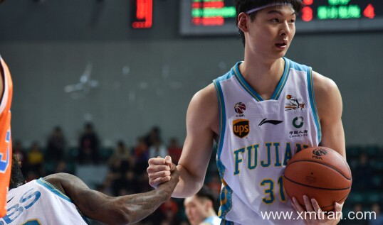 中国男篮里面谁会其他语种,其中占比是多少?